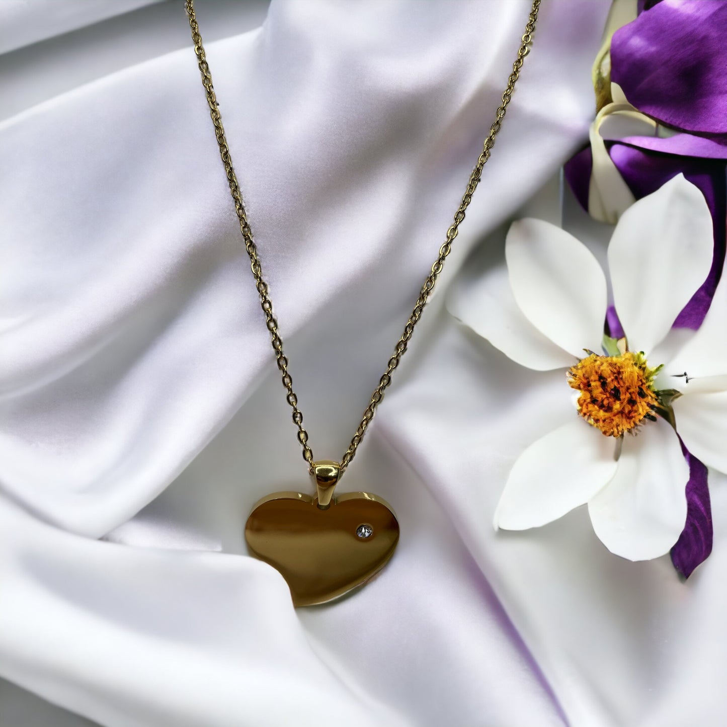 Introducing our Roseline Heart Necklace – a modern twist on a timeless symbol of love. This necklace features a minimalist heart pendant with a smooth, mirror-like finish in gold, offering a chic and sophisticated look. The heart is accentuated with a single, sparkling cubic zirconia, adding just the right amount of brilliance.