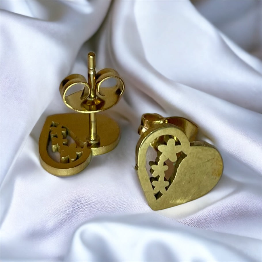 Material: Stainless Steel, Gold Plated Design: Heart with Cut-Out Floral Pattern Closure: Traditional post back for secure wear Dimensions: Elegantly sized for visible beauty without overwhelming Ideal for: Daily wear, special occasions, or as a cherished gift