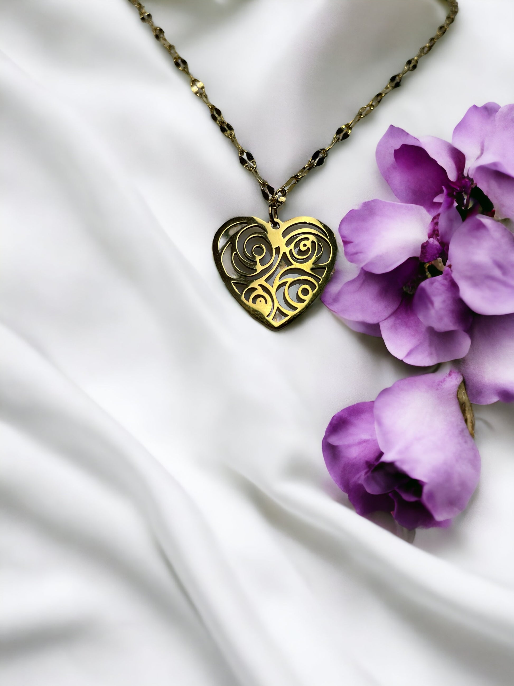 Introducing our Vintage Heart Filigree Necklace – a piece that exudes romance and sophistication. This charming necklace features a heart-shaped pendant with an intricate filigree design, crafted from stainless steel with an antique gold finish. 