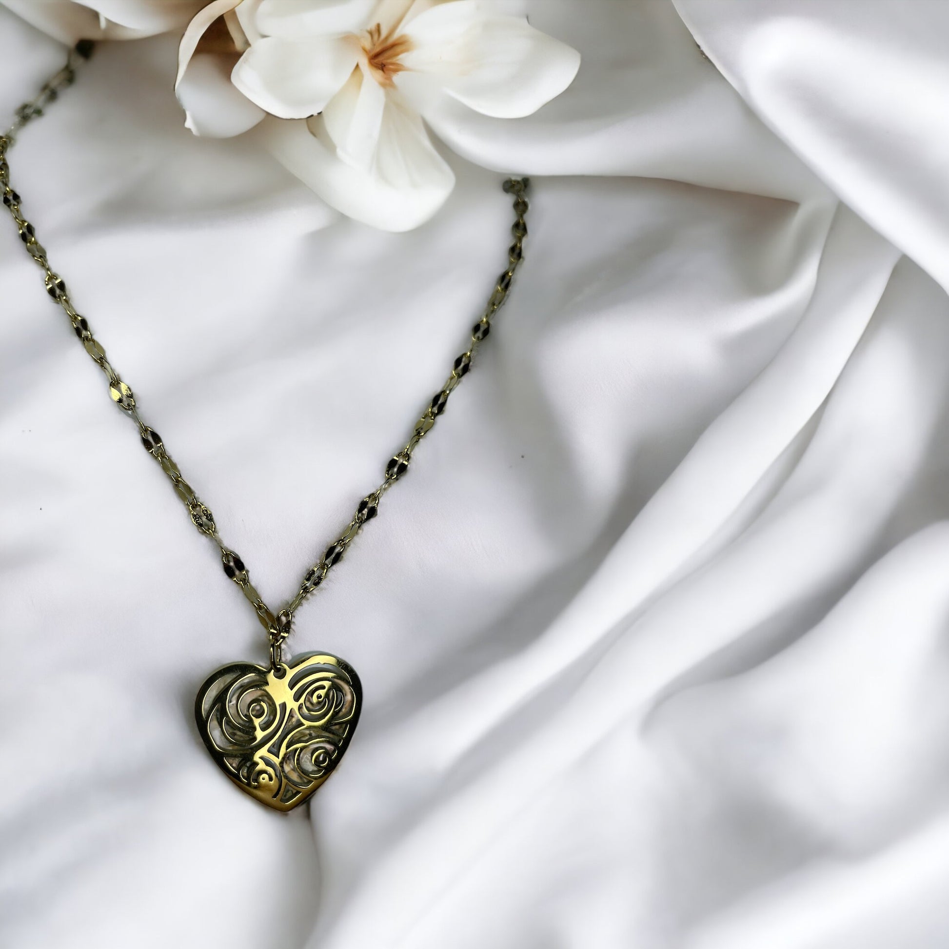 Introducing our Vintage Heart Filigree Necklace – a piece that exudes romance and sophistication. This charming necklace features a heart-shaped pendant with an intricate filigree design, crafted from stainless steel with an antique gold finish. 